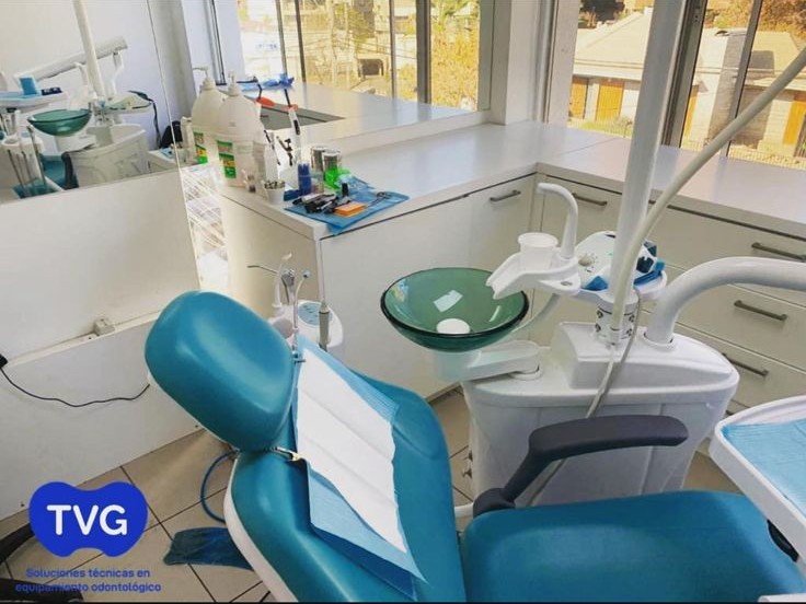 Unidad dental en clínica con vista exterior